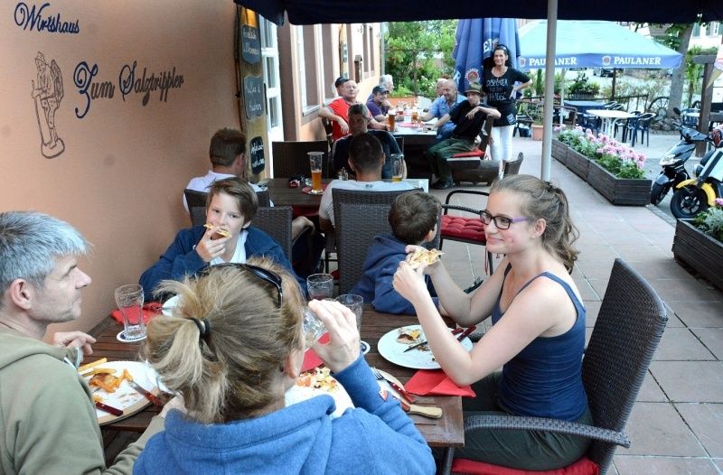 Terrasse und Biergarten mit 50 Plätzen