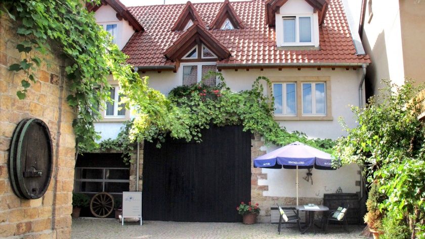 Das Gästehaus ist ruhig im Innenhof des Weinguts gelegen.