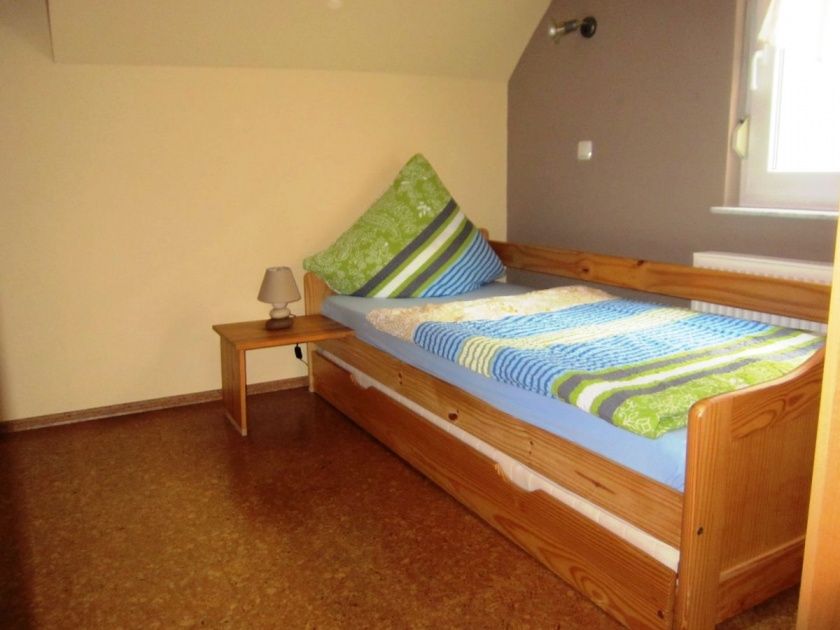 Schlafzimmer 2: Einzelbett je 0,9 m x 2 m Es besteht die Möglichkeit ein zusätzliches Bett für eine zweite Schlafgelegenheit auszuziehen.