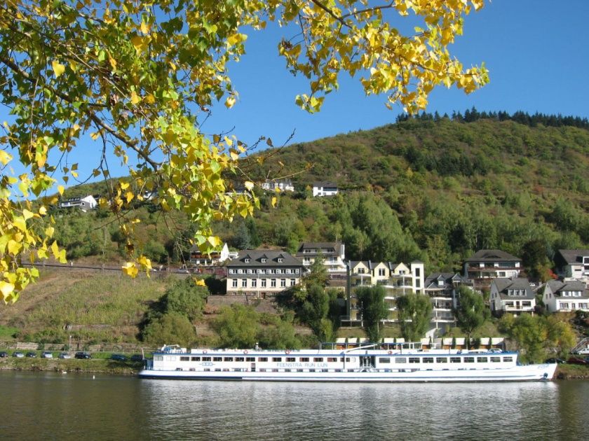 Alte Weinbauschule mit Kreuzfahrschiff
