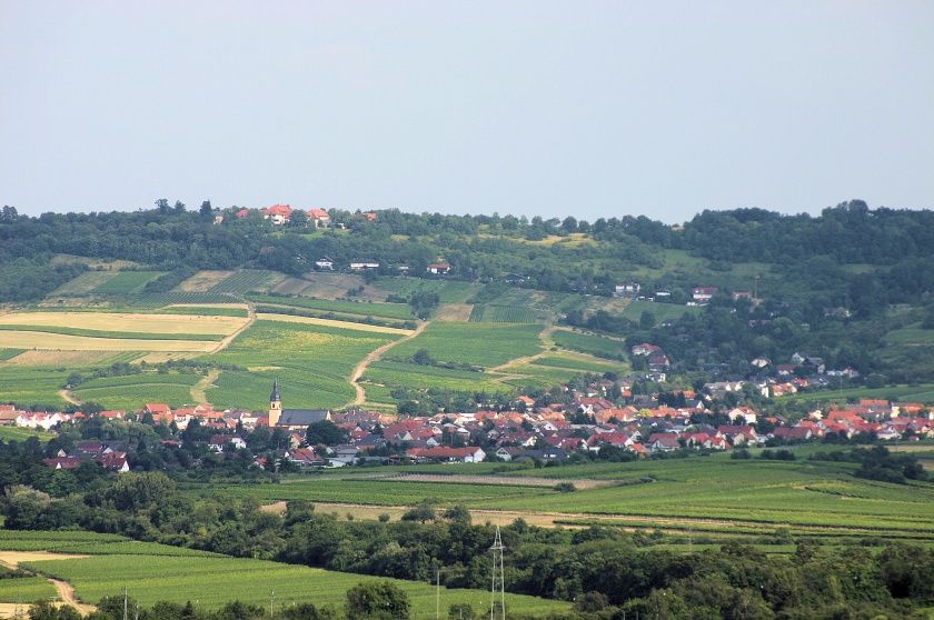 Ockenheim mit Blick zum Jakobsberg