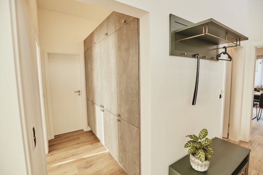 Flur mit Einbauschrank und Garderobe 