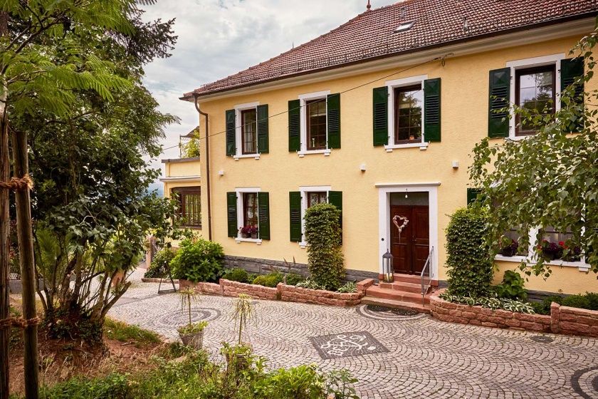 Gutsschänke St. Annaberg - Gästezimmer, Vinothek, Weingut Sankt Annagut - Urlaub auf dem höchstgelegenen Weingut der Pfalz