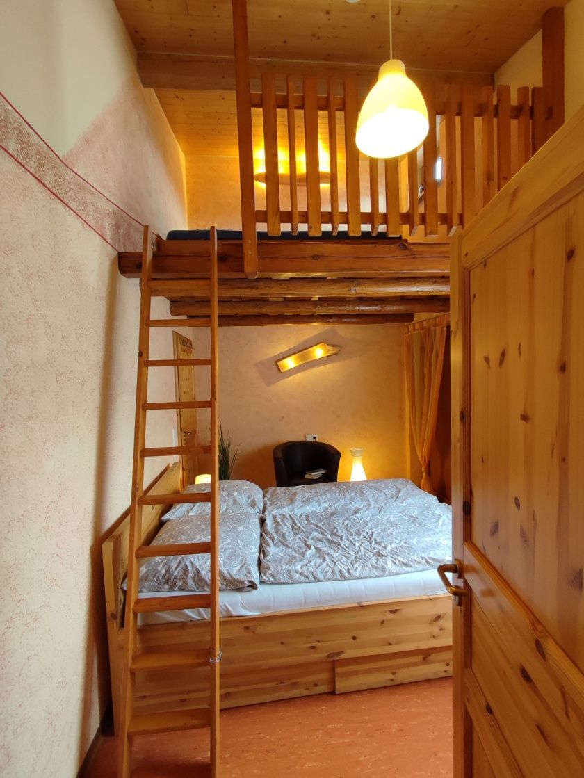 Schlafzimmer FeWo Schwalbennest mit geheimem Aufgang zu einem weiteren Schlafplatz.....
