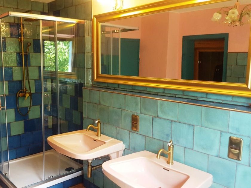 Bad mit direktem Zugang zur Infrarot  - Sauna (im Spiegel zu sehen)
