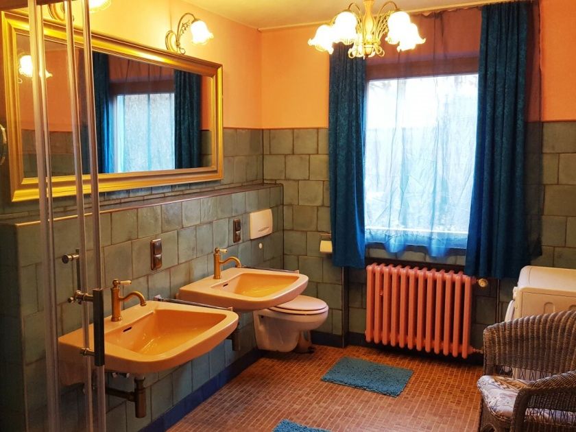 Das hochwertig renovierte Bad verfügt über ein Außenfenster ins Grüne sowie eine Waschmaschine zur freien Verfügung.
