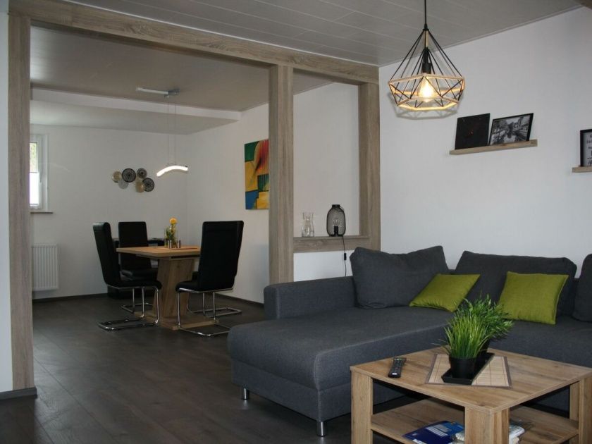 Wohn- und Esszimmer mit ausziebarer Couch