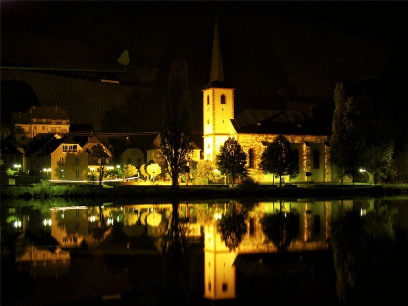 Kirche von Piesport bei Nacht