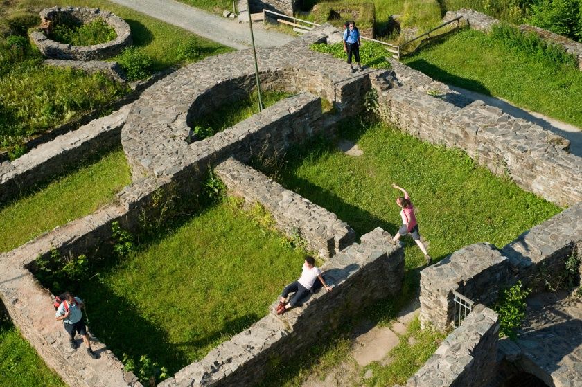 Wandernde auf der Burg Grimburg