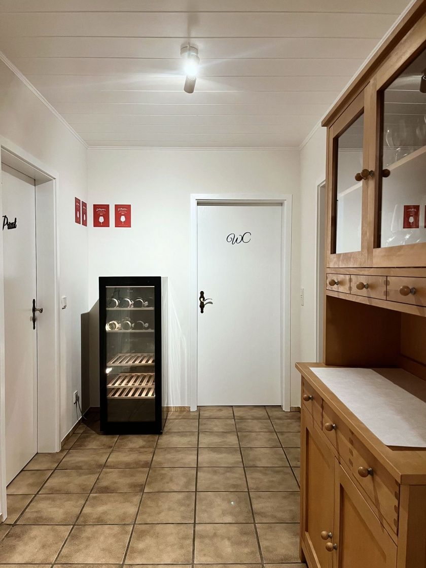 Weinkühlschrank im Eingangsbereich