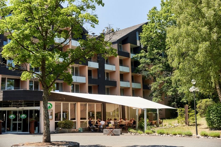 Außenansicht Hotel mit überdachter Hotelterrasse