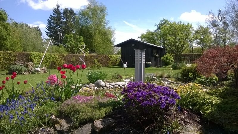 Blick von der Terrasse in den Garten